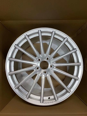 L'argent balayé Vossen VFS-2 a forgé des roues pour BMW E93 M3